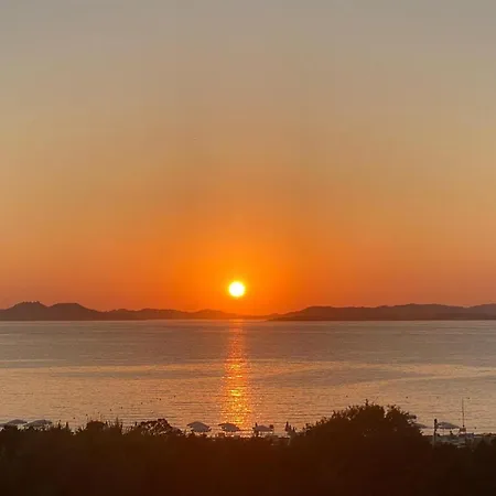 Sara - - 2 Private Beaches & Garden Apartment *