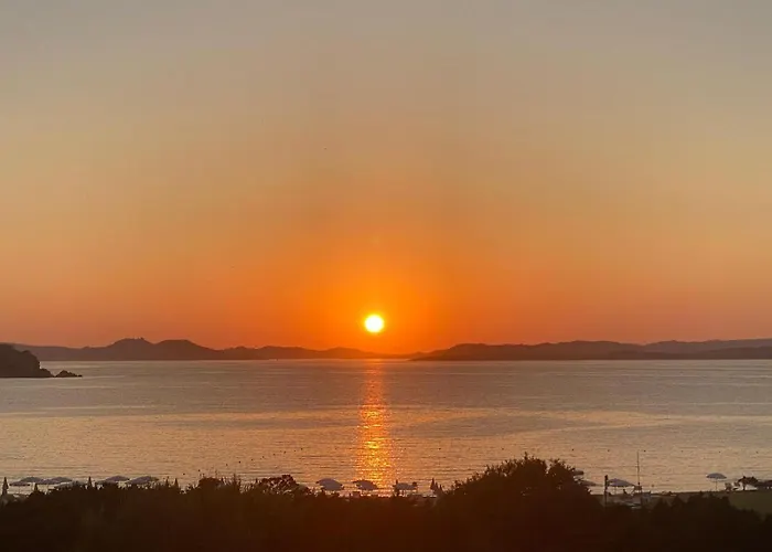 Sara - - 2 Private Beaches & Garden Apartment *